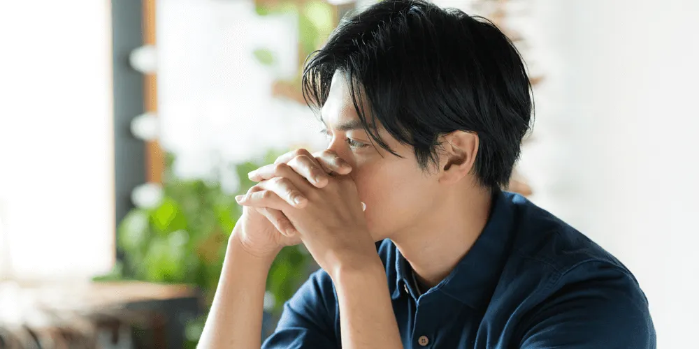 心配事をする男性