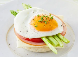 アスパラガスのオープンサンド