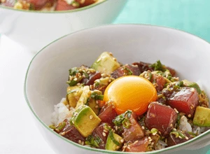 かつおとアボカドのポキ丼