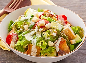 チキンとアボカドのシーザーサラダ
