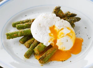 アスパラガスのカレーソテーポーチドエッグのせ