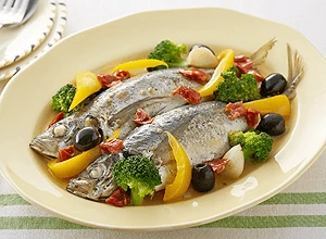 あじと彩り野菜のアクアパッツァ