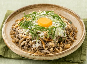 桜えびとたっぷり葱の月見そば