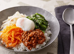 納豆とつるむらさきのビビンバ