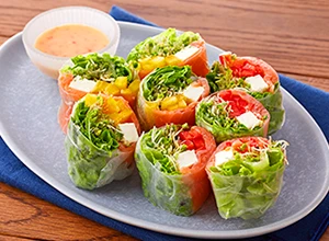スモークサーモンと野菜の生春巻き