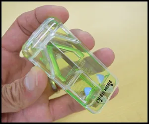 Step.5 蓋を閉めたまま本体を傾ける