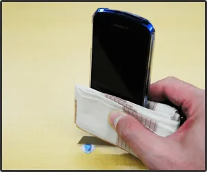 Step.2 カッターの刃を上から押し当てる
