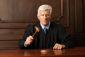 ガベルを叩く裁判官