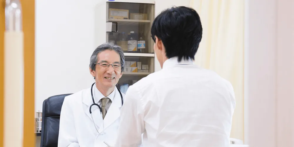 診察を受ける男性