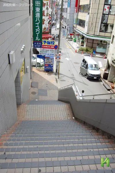 階段を下りる