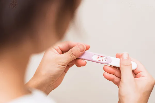 妊娠検査薬が陰性でがっかりする女性