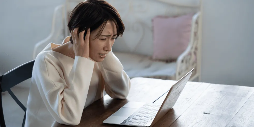 メールを見てショックを受ける人妻