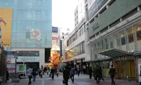 モアーズと東急の間