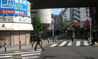橋を渡る